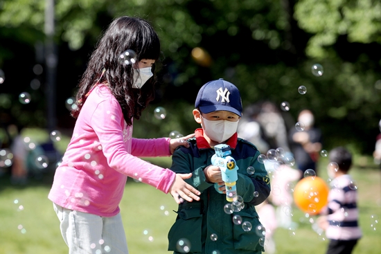 기획재정부는 지난 2일 아동학대 방지 재정지원 체계를 보건복지부 일반회계로 일원화하겠다고 밝혔다. 사진은 기사내용과 무관. 사진/뉴시스.