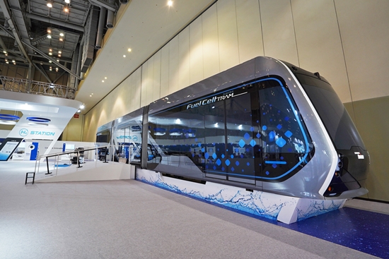 16일 부산 벡스코에서 열린 2021 부산국제철도기술산업전에 마련된 현대로템 전시관에 전시된 수소전기트램 콘셉트 차량. 사진/현대로템.