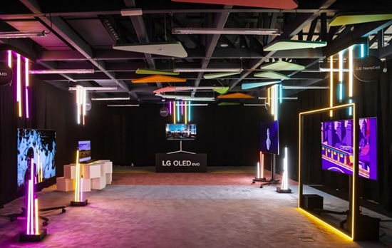 LG전자는 스페인 마드리드에 위치한 에스네 이노베이션 산업 디자인 대학(Escuela Universitaria de Diseño, Innovación y Tecnología, 이하 ESNE)과 협업해 디지털아트 전시회를 열었다. 사진/LG전자