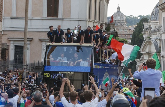 53년만에 이탈리아가 2020년 유럽축구선수권대회에서 우승을 차지했지만, 대규모 응원과 축하행사로 인해 코로나 19 재확산이 우려되고 있다. 사진/ 뉴시스 제공