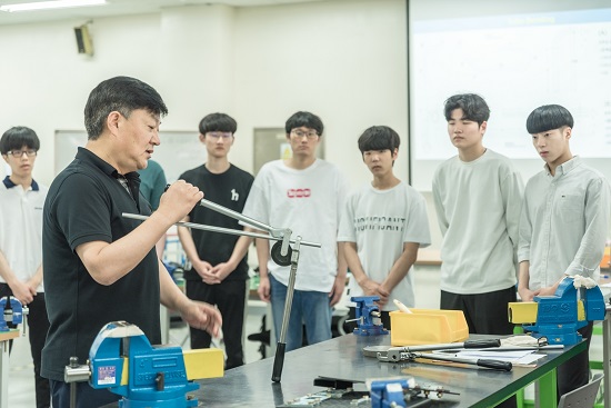 부영그룹이 재정지원하는 창신대학교 항공기계공학과(스마트융합공학부 항공정비전공)는 지난 1월 국토교통부로부터 항공정비사 전문 교육기관으로 인가를 받았다. 사진/부영그룹