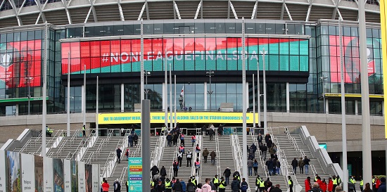  LG전자가 영국 런던에 위치한 웸블리 스타디움(Wembley Stadium)에 초대형 LED 사이니지를 설치했다. 이 전광판은 영국 최대 경기장인 웸블리 스타디움의 메인 출입구 위에 설치돼 수많은 관람객에게 경기 정보, 광고영상 등 다양한 콘텐츠를 생생하게 보여준다. 사진은 초대형 LED 전광판이 설치돼 있는 웸블리 스타디움의 모습. 사진/ LG전자 제공