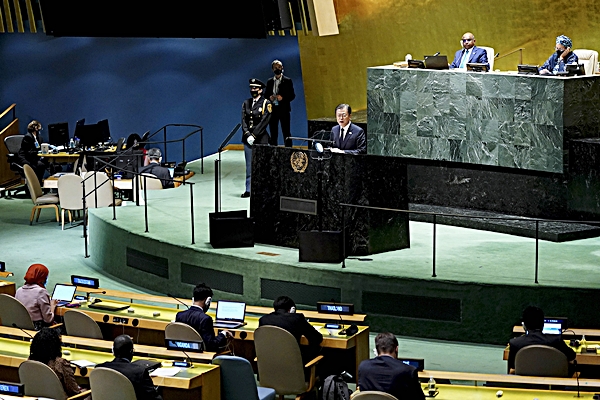 문재인 대통령은 지난 9월 21일 뉴욕 유엔 총회 기조연설에서 남북미 또는 남북미중의 종전 선언을 제안했다. (청와대 제공)
