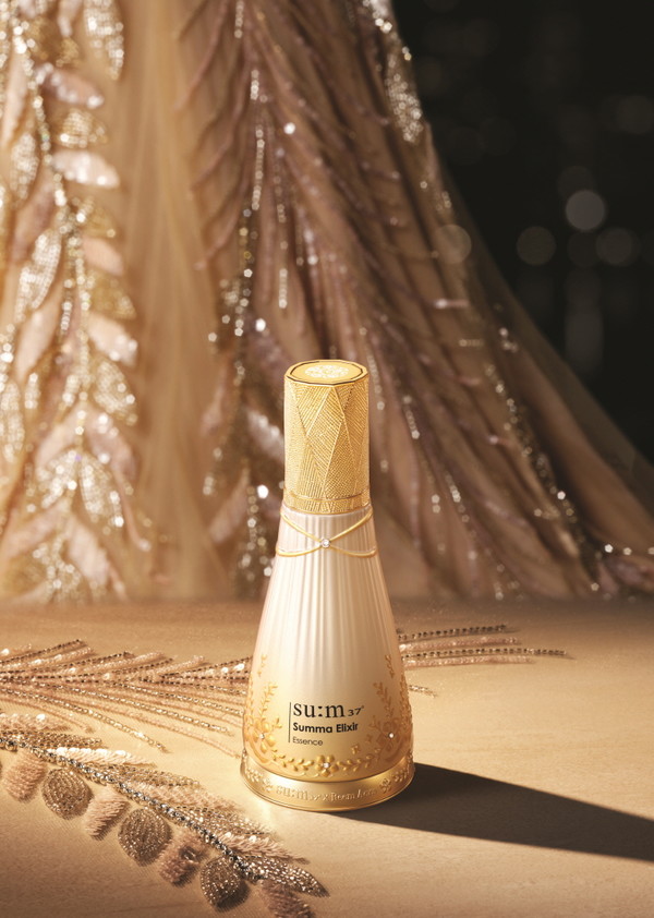 LG생활건강은 자연∙발효 뷰티 브랜드 숨37°(이하 숨)이 현대 여성들에게 변치 않는 아름다움을 선사하기 위해 럭셔리 드레스 디자이너 림 아크라와의 콜라보레이션을 통해 한층 우아하고 고급스럽게 빛나는 ‘숨마 엘릭서 에센스 림 아크라 에디션’을 출시했다. 사진/ LG생활건강 제공
