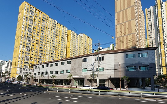 부영주택이 경남 창원시 마산합포구 월영동 일원에 위치한 창원월영 마린애시앙 단지 내 상가의 경쟁 입찰을 오는 7일(목) 실시한다. 공급 일정은 7일(목) 경쟁 입찰, 8일(금) 계약 순이다. 사진/부영 제공