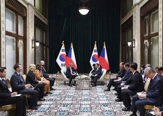  헝가리를 국빈 방문 중인 문재인 대통령은 지난 4일 헝가리에서 개최된 제2차 한-비세그라드 그룹(V4) 정상회의에 참석한 안드레이 바비쉬(Andrej Babiš) 체코 총리와 정상회담을 갖고, 실질 협력 확대 방안 등 양국의 관심 현안에 대해 폭넓게 의견을 교환했다. 사진/뉴시스