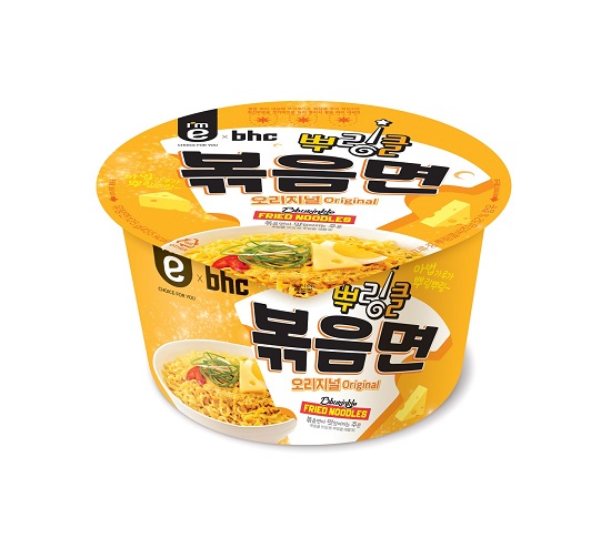 치열한 볶음면 시장에 인기 치킨인 뿌링클 맛이 접목된 색다른 볶음면이 선보인다. 사진/ bhc 제공