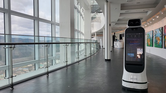  LG전자 안내로봇 LG 클로이 가이드봇(LG CLOi GuideBot)이 부산 최고층 전망대 부산엑스더스카이(BUSAN X the SKY)에서 관람객을 맞이한다. 사진/ LG 전자 제공