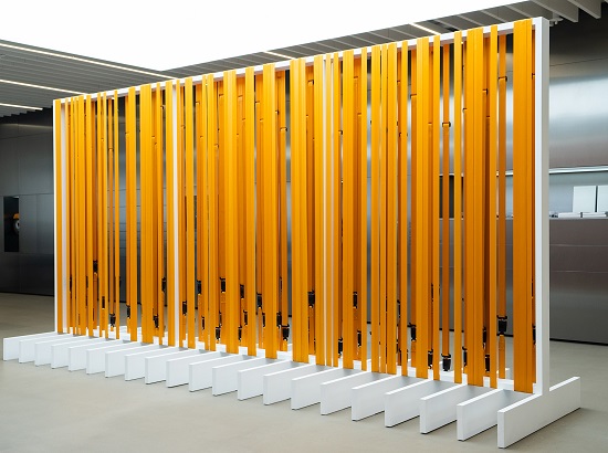 효성첨단소재㈜가 글로벌 아티스트 ‘강혁(KANGHYUK)’의 작품 활동을 위해 친환경 안전벨트 소재와 탄소섬유를 지원했다. 사진/ 효성 제공