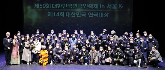 한미약품이 코로나19 팬데믹으로 어려운 상황에서도 무대를 지키며 관객들과 호흡을 같이해 온 연극인들을 격려하고 지원했다. 사진/ 한미약품 제공