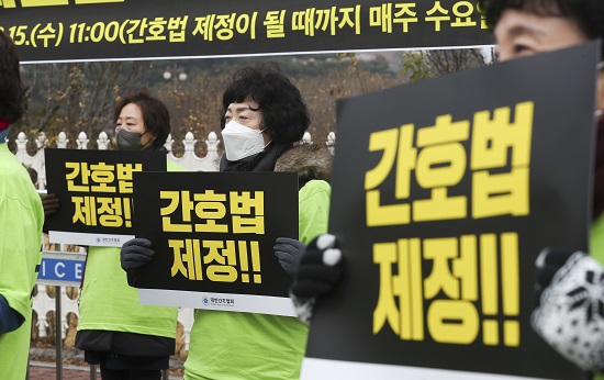 간호법이 국회에 논의 중인 가운데 국민건강증진과 간호서비스 질 향상을 위해선 간호법 제정이 시급하다는 목소리에 힘이 쏠리고 있다. 사진/뉴시스 제공