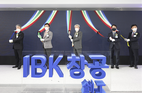  기업은행이 다섯 번째 창업육성플랫폼인 ‘IBK창공 대전’을 오픈했다. IBK기업은행이 대전광역시 유성구 엑스포타워에 ‘IBK창공 대전 ’을 개소했다고 11일 밝혔다. 사진/ IBK 기업은행 제공