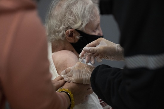 코로나19 백신 4차 접종을 실시한 이스라엘이 이 과정에서 항체수가 5배 증가했다는 연구 결과를 밝혔다. 사진/ 뉴시스 제공