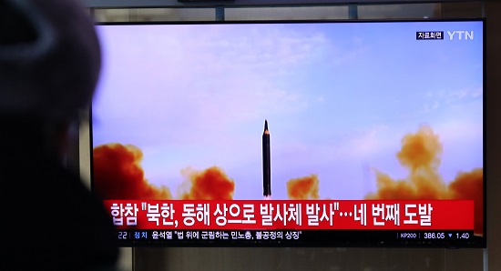 북한이 17일 탄도미사일을 발사했다. '북한판 에이태킴스'로 불리는 단거리 탄도미사일로 올해 들어 북한은 4번째 무력시위를 펼쳤다. 사진/ 뉴시스 제공
