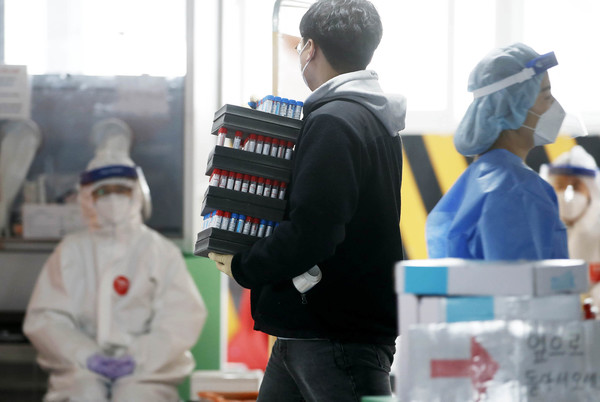 코로나19 오미크론 확산세가 가속화하는 가운데 신규 확진자 수가 8000명대로 대폭 증가했다. 정부는 다음 달 확진자가 최대 3만명 이상에 달할 수 있다는 전망을 내놓았다. 사진/뉴시스 제공