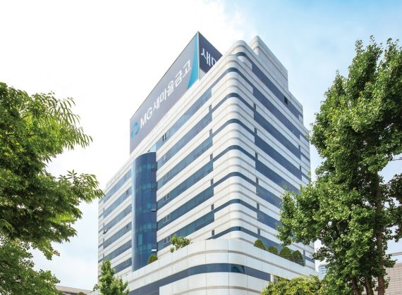 새마을금고가 총 자산 242조 원을 달성하며 2021년을 마무리 했다. 2020년 12월말 기준으로 총 자산 약 209조원 달성 후 1년만에 15%이상 성장한 것으로 ‘코로나19’상황에서도 견조한 성장세를 기록했다. 사진/ 새마을금고 제공