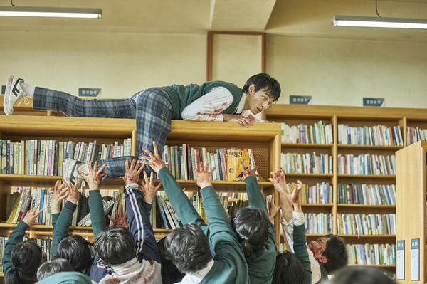  넷플릭스에서 공개된 한국 시리즈 '지금 우리 학교는'이 ‘오징어 게임’의 인기를 이어갈지 주목된다. ‘지금 우리 학교는’은 공개된 지 3일 만에 순위 정상을 달렸다.  사진/ 넷플릭스 제공