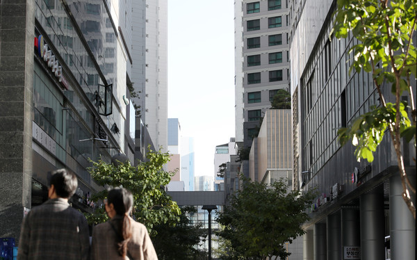 2일 부동산전문 리서치업체 리얼투데이가 한국부동산원 청약홈을 분석한 결과에 따르면 작년 청약홈을 통해 신청 받은 전국 오피스텔 청약 경쟁률은 26.3대 1로, 아파트 청약 경쟁률 19.3대 1보다 높은 것으로 조사됐다. 사진/뉴시스 제공