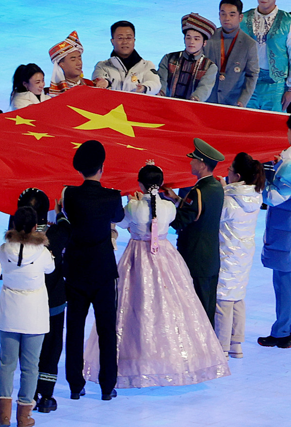 지난 4일 2022 베이징 동계올림픽 개막식에서 한복이 등장하면서 중국의 '한복 공정' 논란이 커지고 있다. 특히 이번 논란은 지난해 올림픽 홍보 영상에서 예고된 상황이라 정부가 제대로 대응하지 못했다는 비판이 나오고 있다. 사진/ 뉴시스 제공