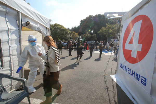 질병관리청 중앙방역대책본부는 11일 0시 기준 코로나19 신규 확진자가 5만3926명이라고 밝혔다. 확진자 수는 이틀 연속 5만명대를 돌파했다. 사진/뉴시스 제공