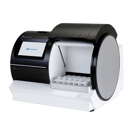  JW생명과학의 자회사인 JW바이오사이언스(대표 이성열)는 정밀진단 전문기업 마이크로디지탈(대표 김경남)과 고감도 현장진단기기 ‘제이웰릭스Q6’(JWELICS Q6)의 성공적인 개발 및 출시를 위한 업무제휴 협약서(MOU)를 체결했다고 14일 밝혔다. 사진/ JW중외제약 제공