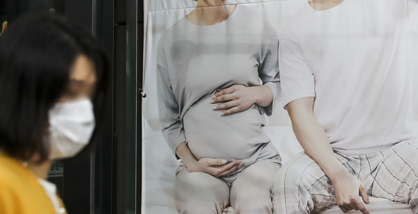  한국이 경제협력개발기구(OECD) 회원국 중 유일하게 0명대 출산율을 보이고 있다. 출생아 수는 26만명대로 더 내려갔고, 아기 엄마의 평균 출산연령은 33.4세로 더 늦어졌다. 사진/ 뉴시스 제공