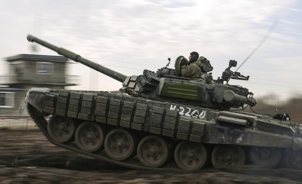 지난 14일(현지시간) 러시아 남부 크라스노다르 인근 한 훈련장에서 러시아 전차가 전술 훈련에 참여하고 있다.  / 사진 = 뉴시스
