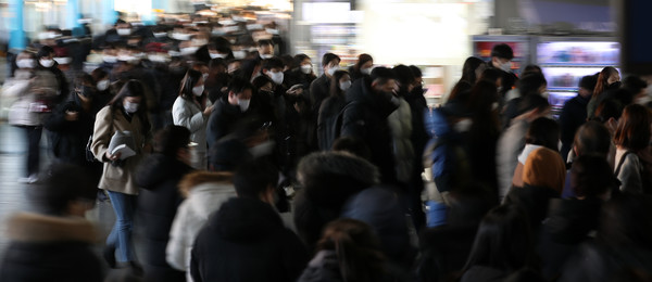 코로나19 신규 확진자가 급증하고 있는 24일 오전 서울 구로구 신도림역에서 시민들이 마스크를 착용한채 이동하는 모습 사진/ 뉴시스 제공