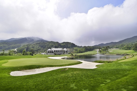 청정 고원에 위치한 골프장으로 주목받고 있는 부영그룹 ‘무주덕유산CC’가 긴 겨울 휴장기를 마치고 오는 3월 9일 개장한다. 휴장기간 동안 코스와 시설 정비, 서비스 교육 등을 마치고 2022년 시즌을 새롭게 단장했다. 사진/ 부영그룹 제공