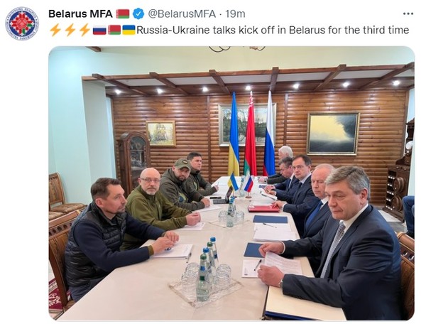  지난 7일(현지시간) 어제 우크라이나와 러시아 사이에 3차 협상이 이뤄졌다. 양측이 협상 결과를 놓고 엇갈린 반응을 내놓은 채, 추가적인 논의가 4차 협상으로 이어질 전망이다. 한편, 러시아는 한국을 포함한 48개국을 비우호국가로 지정했다. 사진/ 뉴시스 제공