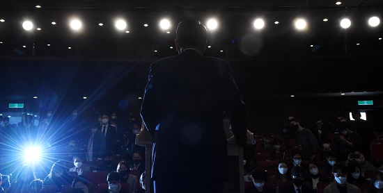 윤석열 20대 대통령 당선인이 10일 오전 서울 여의도 국회에서 당선인사 기자회견을 하고 있다.  사진/ 뉴시스 제공