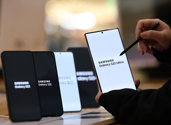 삼성전자가 최근 논란이 되고 있는 게임 최적화 서비스, 이른바 '게임 옵티마이징 서비스(GOS)' 기능에 대해 업데이트를 단행했다. 사진/ 뉴시스 제공