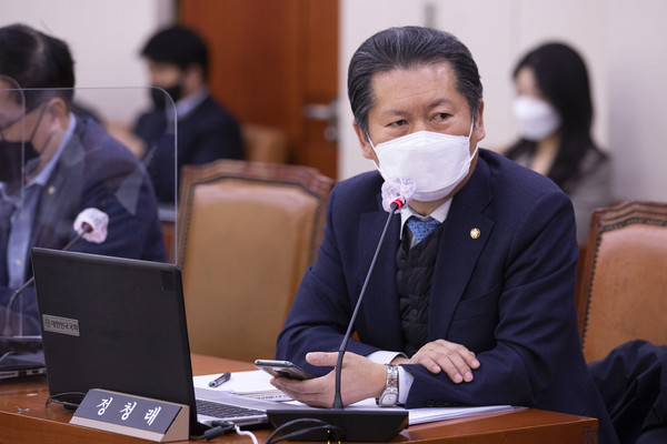  정청래 더불어민주당 의원이 윤석열 당선인의 여성가족부 폐지 공약에 대해 "모든 것이 윤석열 뜻대로 되지는 않을 것"이라며 제동을 걸었다. 