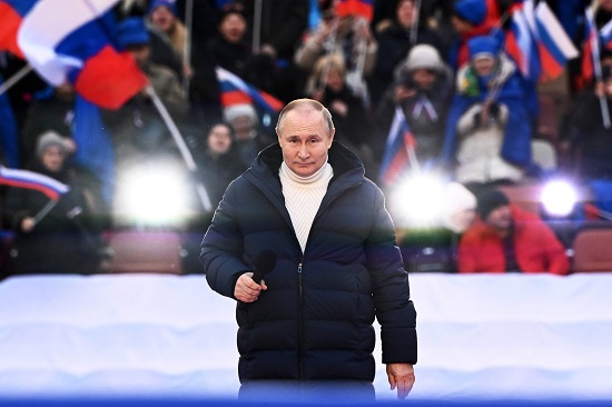  블라디미르 푸틴 러시아 대통령이 18일(현지시간) 모스크바의 루즈니키 경기장에서 열린 크름반도(크림반도) 합병 8주년 기념 콘서트에 참석해 연설하고 있다. 푸틴 대통령은 최근 러시아의 우크라이나 특별 군사작전은 우크라이나 동부 돈바스를 대량학살로부터 해방하기 위한 것이라고 말했다.  사진/ 뉴시스 제공
