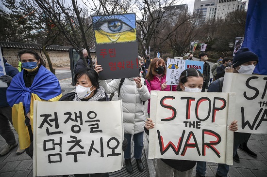 재한우크라이나인들이 20일 오후 서울 중구 주한러시아대사관 인근에서 열린 러시아 규탄 및 전쟁 중단 촉구 집회에서 피켓을 들고 있다.  사진/ 뉴시스 제공