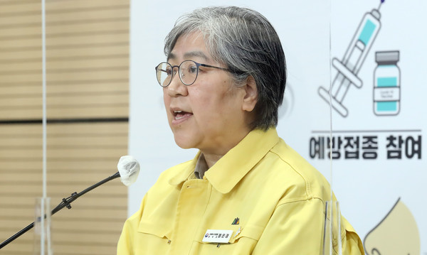 정은경 질병관리청장이 코로나19 확산을 사회적 거리두기로 억제하기에는 한계가 있다는 입장을 밝혔다. 향후 방역 정책이 전면 완화될지 관심이 쏠린다. 사진/ 뉴시스 제공