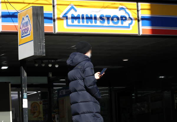 편의점 세븐일레븐을 운영하는 롯데그룹 계열사 코리아세븐이 한국미니스톱을 인수한다. 이로써 편의점 업계는 GS25·CU와 함께 3강 체제에 돌입하게 됐다. 사진/ 뉴시스 제공