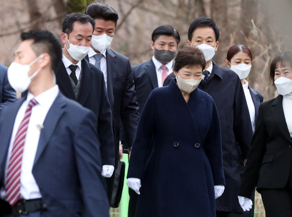  박근혜 전 대통령이 24일 오전 퇴원했다. 지난해 11월 어깨와 허리 통증 등으로 입원한 지 약 넉 달 만이다. 사진/ 뉴시스 제공