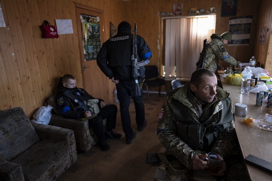 지난 16일(현지시간) 우크라이나 리틴(Lityn)의 한 검문소에서 우크라이나 군인들이 휴식을 취하고 있다. 사진/ 뉴시스 제공
