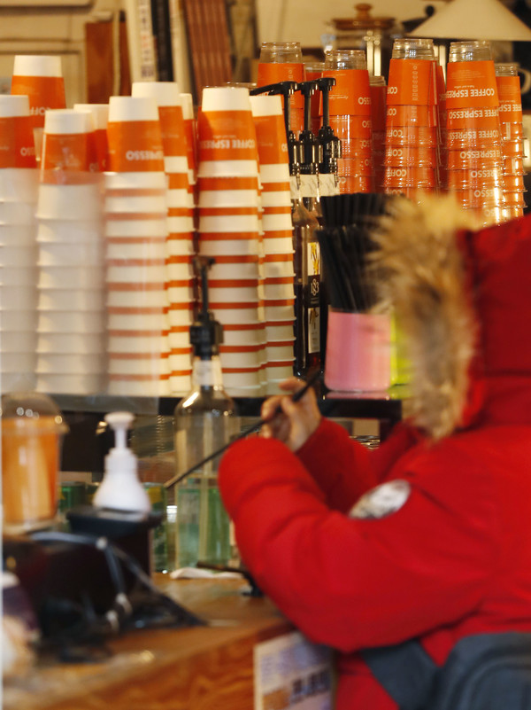 다음 달부터 전국 카페와 식음료 매장에서 1회용 플라스틱 컵 사용이 전면 금지된다. 일회용 플라스틱 컵 사용은 배달이나 테이크아웃을 할 경우에만 허용된다. 사진/ 뉴시스 제공