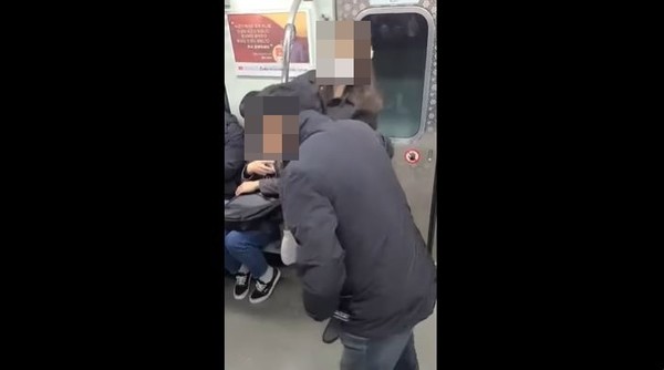  서울지하철 9호선 열차에서 휴대전화로 60대 남성의 머리를 여러 차례 때린 혐의를 받는 20대 여성이 구속됐다. 사진/뉴시스 제공