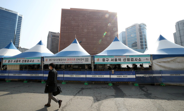 국내 코로나19 오미크론 변이 유행이 11주만에 감소세로 전환됐다. 중앙재난안전대책본부에 따르면 28일 0시 기준 신규 확진자는 18만7213명을 기록했다. 지난주 49만명까지 늘었던 코로나 신규 확진자가 확연히 감소한 모양새다. 사진/ 뉴시스 제공