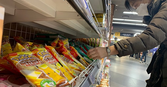 4일 서울 시내 한 대형마트에서 고객이 포켓몬빵을 구매하고 있다. SPC삼립은 지난 3일 포켓몬빵이 출시한 지 일주일 만에 150만개 판매를 돌파했다고 밝혔다.  사진/ 뉴시스 제공