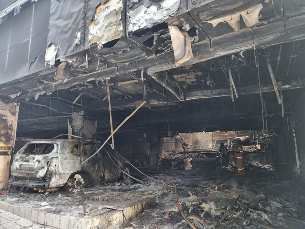 지난 29일 발생한 충북 청주 산부인과 병원 화재 현장에서 유관기관 합동감식이 내달 이뤄진다. 30일 경찰과 소방당국 등에 따르면 내달 4일 오전 청주시 서원구 사창동 모 산부인과 병원 신관 1층 주차장에서 정밀 감식을 진행한다. 사진/ 뉴시스 제공