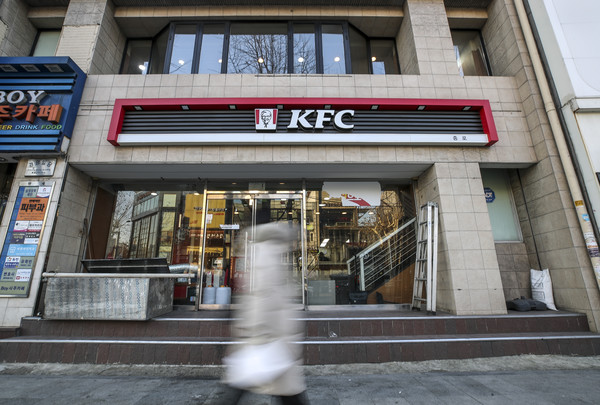  치킨·햄버거 프랜차이즈인 KFC코리아가 일부 지점을 '주5일제'로 운영한다. 코로나19 사태로 인력난을 겪은 패스트푸드 업계가 매출 타격이 있었던 가운데 KFC가 가장 큰 피해를 입은 것으로 풀이된다. 사진/ 뉴시스 제공