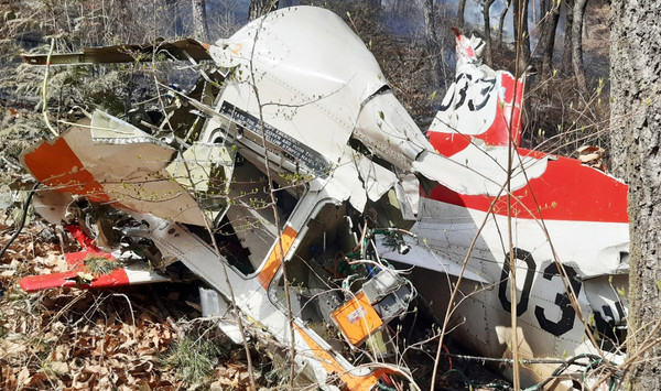 지난 1일 경남 사천에서 비행훈련 중 공중 충돌 후 추락한 KT-1 훈련기의 비행기록장치가 수거됐다. 사진/ 뉴시스 제공