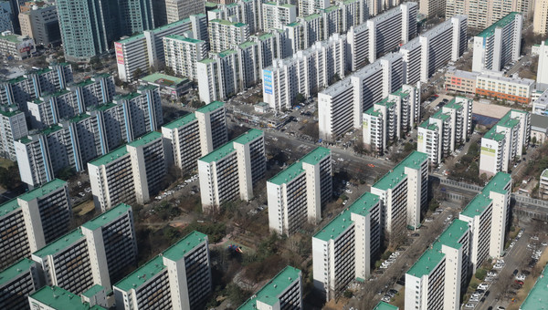 서울 아파트 매매·전셋값이 치솟으면서 실수요자들이 서울을 떠나 주변 지역으로 이주하는 '탈(脫)서울' 현상이 지속되고 있다. 특히 보유 자산이 많지 않은 2030세대에서 서울을 떠나는 현상이 부각된다. 사진/ 뉴시스 제공