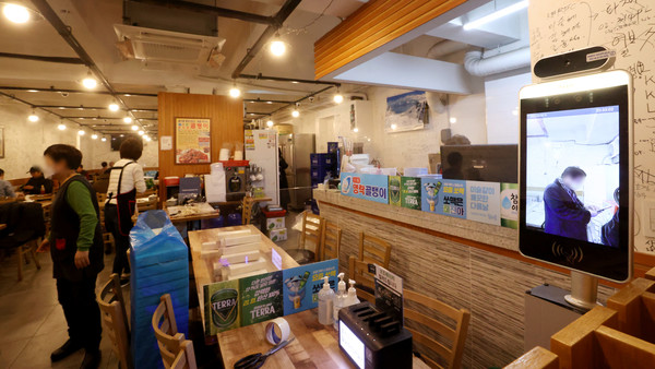 개인정보보호위원회가 방역패스와 출입명부 의무화 중단에 따른 다중이용시설 출입 정보를 모두 파기했다고 밝혔다. 사진/ 뉴시스 제공