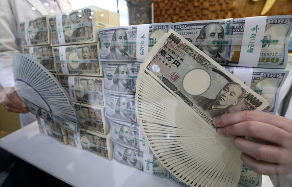  미국의 공격적인 긴축 통화정책에 대한 우려로 안전자산으로 꼽히는 일본 엔화 가치가 2015년 6월 이후 최저치를 기록했다. 사진/ 뉴시스 제공