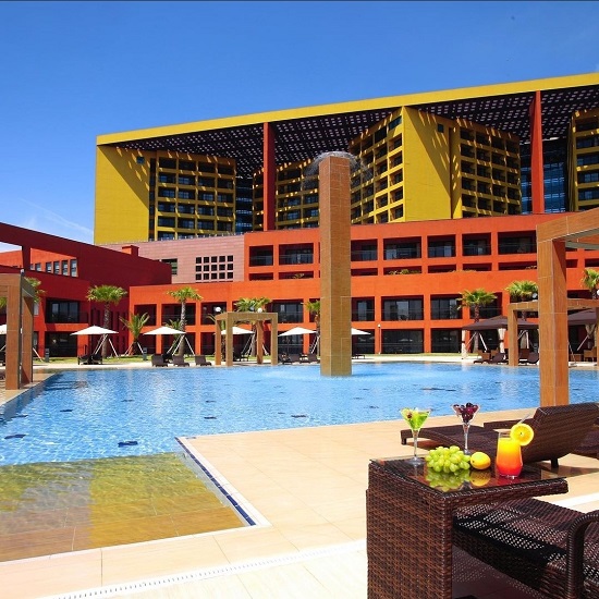  ‘셀럽들의 PICK’ 부영그룹 제주부영호텔&리조트가 4월부터 야외 수영장A를 오픈했다. 제주부영호텔&리조트는 운영 중인 실내 수영장에 추가로 야외 수영장 2개(A·B) 중 1곳(A)을 온수 운영한다. 사진/ 부영그룹 제공